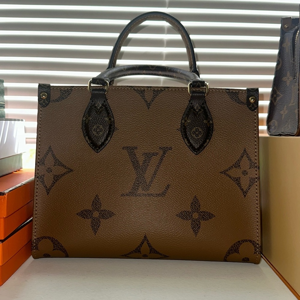 Really good condition LV onthego PM